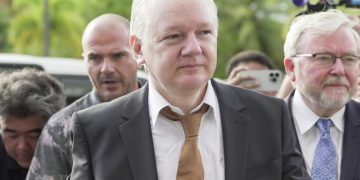 Assange se declara culpable como parte de un acuerdo con EU