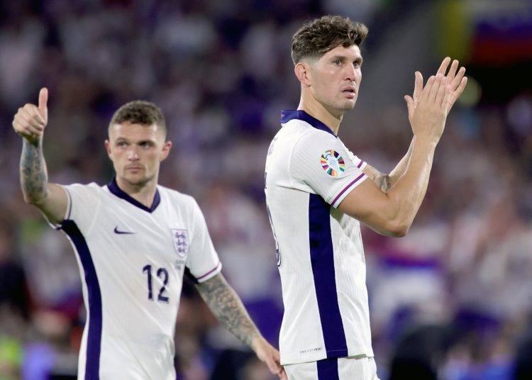 Cologne (Germany), 25/06/2024.- John Stones (R) and Kieran Trippier of England applaud fans after the UEFA EURO 2024 group C soccer match between England and Slovenia, in Cologne, Germany, 25 June 2024. (Alemania, Eslovenia, Colonia) EFE/EPA/OLIVIER MATTHYS