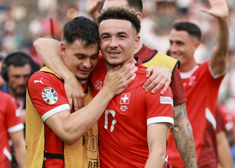 Berlin (Germany), 29/06/2024.- Ruben Vargas (C) of Switzerland and his teammates celebrate after winning the UEFA EURO 2024 Round of 16 soccer match between Switzerland and Italy, in Berlin, Germany, 29 June 2024. (Alemania, Italia, Suiza) EFE/EPA/CLEMENS BILAN