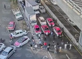 Al menos siete policías lesionados tras  enfrentamiento con taxistas