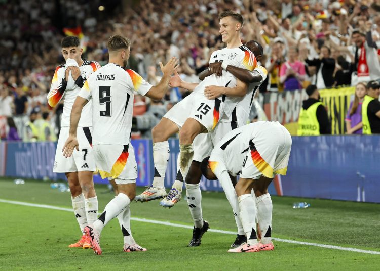 Dortmund (Germany), 29/06/2024.- Nico Schlotterbeck of Germany (C) is celebrated by teammates for his assist to scoring the 2-0 goal during the UEFA EURO 2024 Round of 16 soccer match between Germany and Denmark, in Dortmund, Germany, 29 June 2024. (Dinamarca, Alemania) EFE/EPA/RONALD WITTEK
