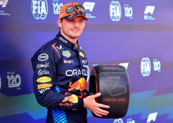 Verstappen vuela, consigue la pole y marca distancias
