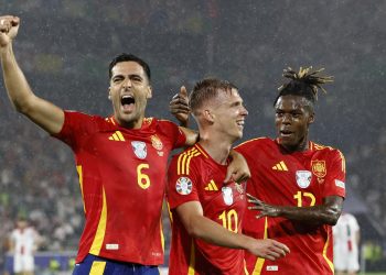 España con la lógica avanza a cuartos