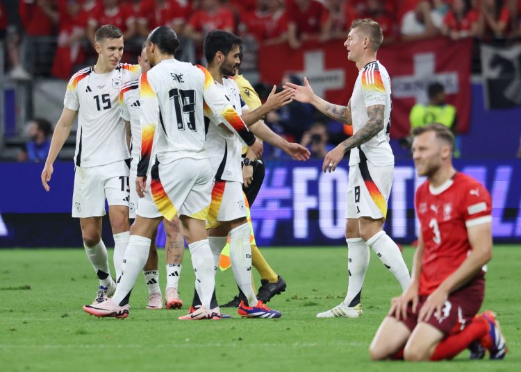 Frankfurt Am Main (Germany), 23/06/2024.- Germany players shake hands after a draw in the UEFA EURO 2024 group A soccer match between Switzerland and Germany, in Frankfurt am Main, Germany, 23 June 2024. (Alemania, Suiza) EFE/EPA/CHRISTOPHER NEUNDORF