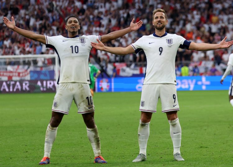 Gelsenkirchen (Germany), 30/06/2024.- Jude Bellingham of England celebrates scoring the 1-1 goal with his teammate Harry Kane (R) during the UEFA EURO 2024 Round of 16 soccer match between England and Slovakia, in Gelsenkirchen, Germany, 30 June 2024. (Alemania, Eslovaquia) EFE/EPA/CHRISTOPHER NEUNDORF