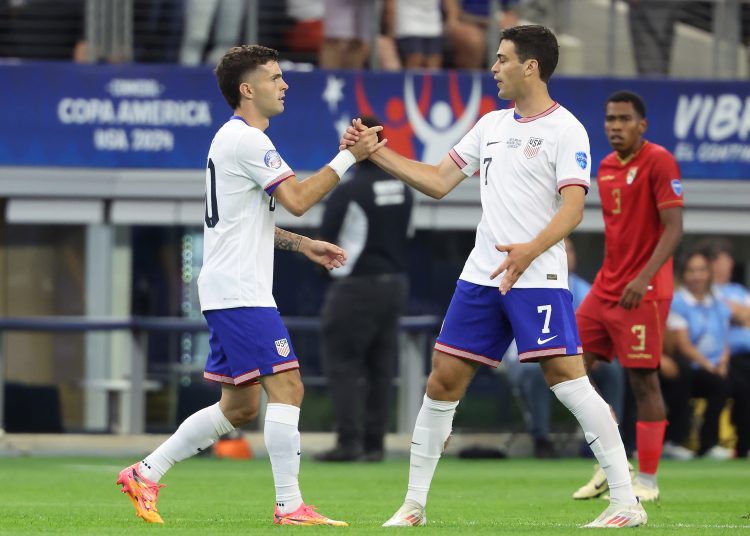 Arlington (United States), 23/06/2024.- United States forward Christian Pulisic (L) is congratulated by United States midfielder Gio Reyna (R) following his goal during the first half of the CONMEBOL Copa America 2024 group C match between USA and Bolivia, in Arlington, Texas, USA, 23 June 2024. (Estados Unidos) EFE/EPA/KEVIN JAIRAJ