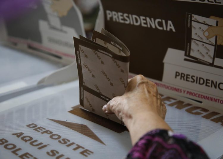 MEX9810. GUADALAJARA (MÉXICO), 02/06/2024.- Una mujer vota en las elecciones generales mexicanas este domingo, en un colegio electoral en la ciudad de Guadalajara en Jalisco (México). México tiene la elección más grande de su historia con más de 98 millones de personas llamadas a renovar más de 20.000 cargos, incluyendo la presidencia, los 500 diputados, los 128 senadores y nueve gobiernos estatales. EFE/ Francisco Guasco