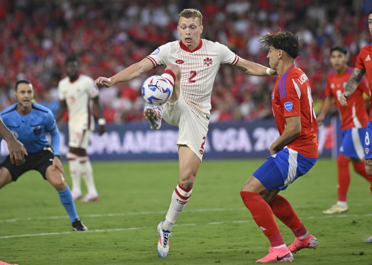 Orlando (United States), 30/06/2024.- Alistair Johnston of Canada (L) in action against Chile's Igor Lichnovsky during a CONMEBOL Copa America group A match in Orlando, Florida, USA, 29 June 2024. EFE/EPA/MIGUEL RODRIGUEZ