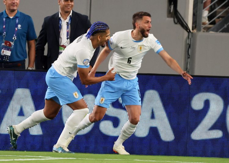 East Rutherford (United States), 28/06/2024.- Uruguay midfielder Rodrigo Bentancur (R) celebrates with defender Ronald Araujo after scoring against Bolivia during the second half of a CONMEBOL Copa America group C match in East Rutherford, New Jersey, USA, 27 June 2024. EFE/EPA/JUSTIN LANE