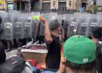 Policías y vendedores ambulantes se enfrentan en Eje Central