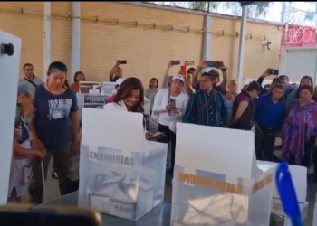 Clara Brugada emite su voto