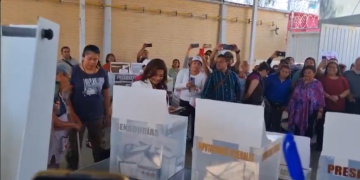 Clara Brugada emite su voto