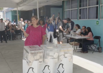 Tras dos horas de espera, vota Xóchitl Gálvez