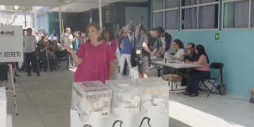 Tras dos horas de espera, vota Xóchitl Gálvez