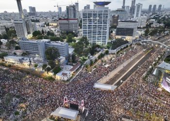 Miles de israelíes se echan a las calles contra Netanyahu