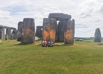 Detienen a dos ecologistas tras pintar de naranja el monumento de Stonehenge