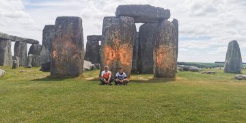 Detienen a dos ecologistas tras pintar de naranja el monumento de Stonehenge