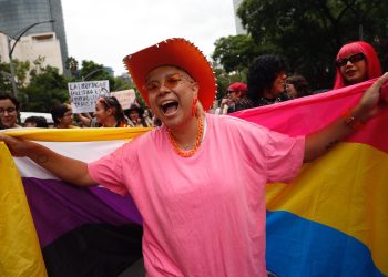 Mujeres lesbianas protagonizan marcha en CDMX para visibilizar su existencia