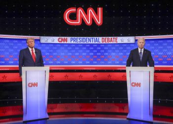 Trump carga contra un titubeante Biden en primer debate