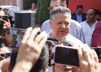No le perdonan al gobernador Menchaca volarse la fila para votar