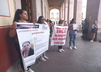 Madres buscadoras protestan en silencio en casillas de Zacatecas