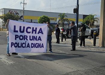 Policías de Michoacán inician toma de cuarteles en las 13 regiones del estado
