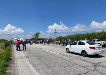 Vuelven agricultores de Tamaulipas a cerrar carretera federal 101