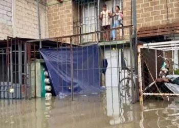 Vecinos del rancho San Blas en Cuautitlán con el agua hasta el cuello