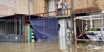Vecinos del rancho San Blas en Cuautitlán con el agua hasta el cuello