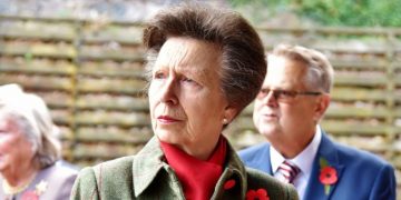 La princesa Ana es hospitalizada tras ser golpeada por un caballo