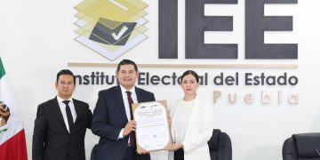 Alejandro Armenta recibe constancia de mayoría como gobernador de Puebla