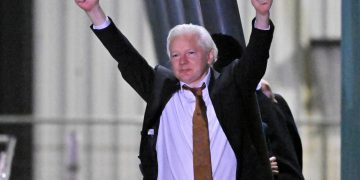 Julian Assange llega a Australia tras formalizar su libertad con EU