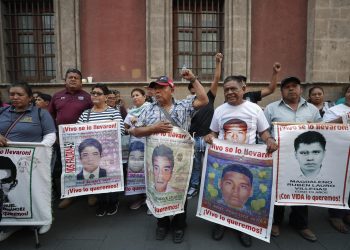 Padres de normalistas de Ayotzinapa exigen a López Obrador vínculo con Sheinbaum