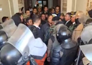 Un tanque militar entra a la fuerza por las puertas de la sede del Ejecutivo de Bolivia