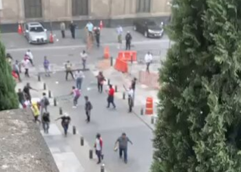 CNTE y policías se enfrentan afuera de Palacio Nacional