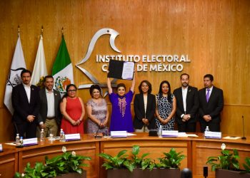 Clara Brugada recibe constancia de mayoría que la acredita como Jefa de Gobierno