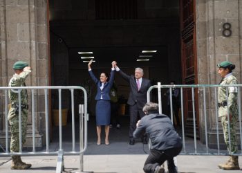 Sheinbaum llega a Palacio Nacional para sostener encuentro con López Obrador