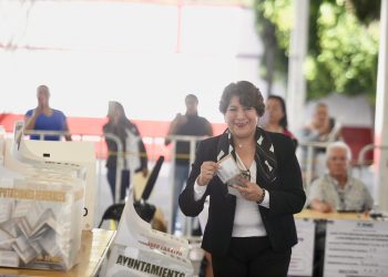 Delfina Gómez vota en Texcoco