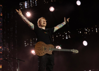 Ed Sheeran es aclamado por más de 35 mil fanáticos en Tenerife