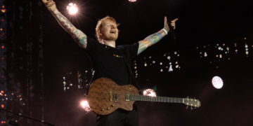 Ed Sheeran es aclamado por más de 35 mil fanáticos en Tenerife