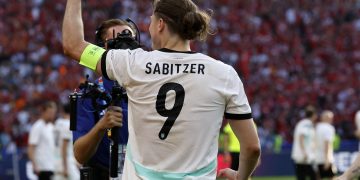 Austria arrebata el primer lugar del Grupo D