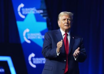 Trump participa en un foro de ultraderecha tras visitar una iglesia afroamericana