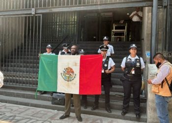 Califican de brutal el desalojo de migrantes en la plaza Giordano Bruno