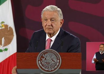 México reporta caída en detenciones de migrantes en frontera con EU