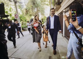 Máynez vota y hace llamado a salir a votar