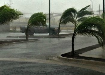 ¡Cúbrete!  lluvias seguirán el fin de semana.  Ciclón acecha