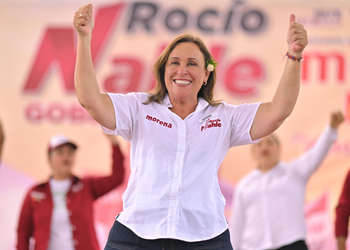 Festeja Nahle con simpatizantes en Plaza Lerdo de Xalapa