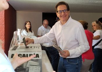 Salomón Chertorivski acude a votar