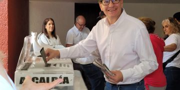 Salomón Chertorivski acude a votar