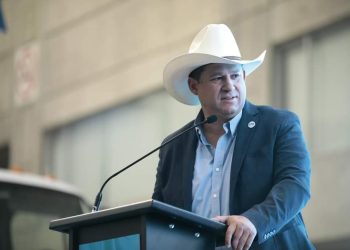 Diego Sinhue cae de un caballo y se fractura dos costillas
